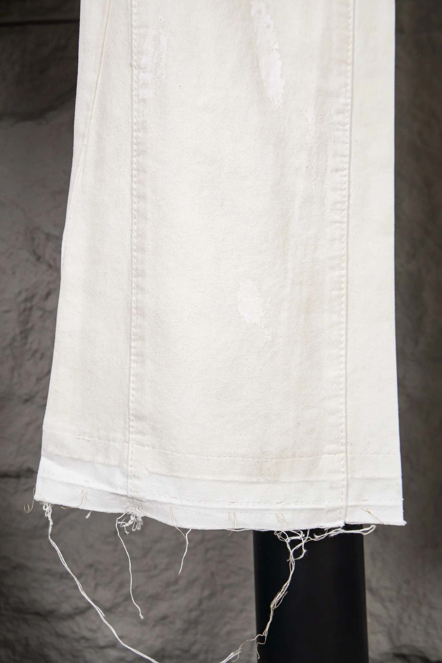 Style number: M394 P280 GALLERY DEPT. Dirty touch, splashed ink, hand-painted graffiti, washed, distressed, damaged, micro-flared casual overalls. Code number: 28 30 32 34 36